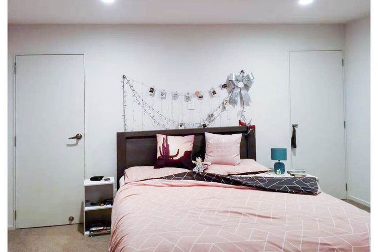 Photo of property in 28 Staincross Street, Green Bay, Auckland, 0604