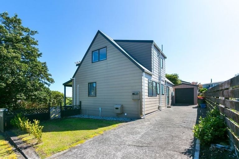 Photo of property in 3 Lindaver Grove, Merrilands, New Plymouth, 4312