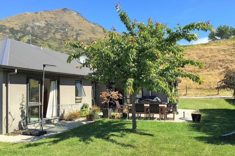 Photo of property in 16 Herries Lane, Lake Hayes, Queenstown, 9304