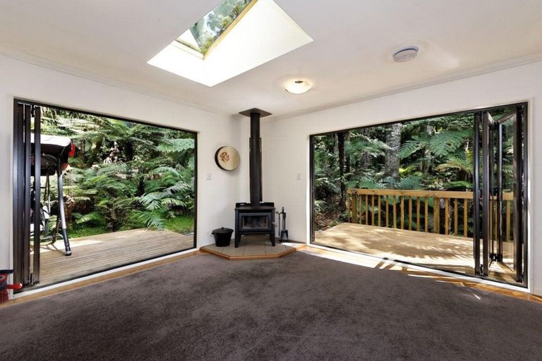 Photo of property in 408 Scenic Drive, Waiatarua, Auckland, 0612
