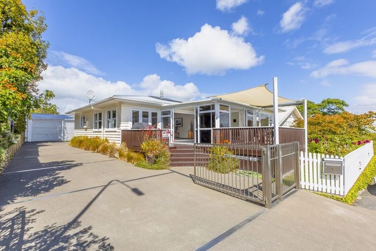 Photo of property in 16 Gladstone Road, Bluff Hill, Napier, 4110