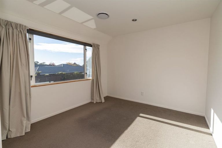 Photo of property in 16 Huntingdon Place, Avonhead, Christchurch, 8042