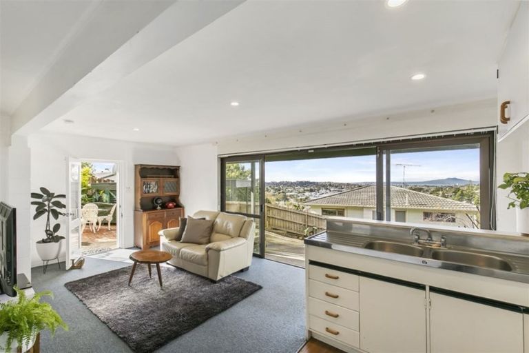 Photo of property in 603 Glenfield Road, Totara Vale, Auckland, 0629