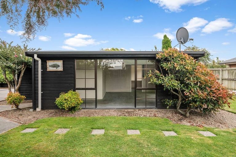 Photo of property in 77 Farquhars Road, Redwood, Christchurch, 8051