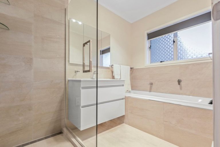 Photo of property in 2/162 Pigeon Mountain Road, Half Moon Bay, Auckland, 2012