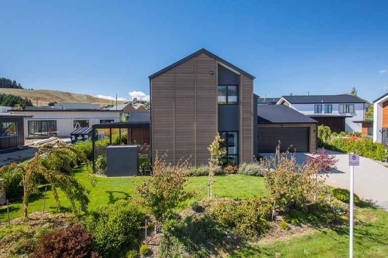 Photo of property in 4 Kapuka Lane, Wanaka, 9305
