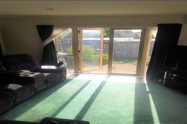 Photo of property in 1a Thomas Rea Place, Te Atatu South, Auckland, 0610