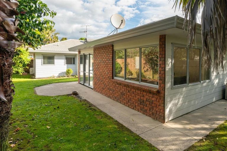 Photo of property in 16 Capricorn Place, Kawaha Point, Rotorua, 3010