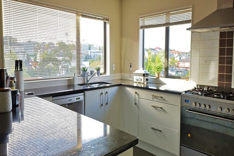 Photo of property in 34 Namsan Close, Fairview Heights, Auckland, 0632