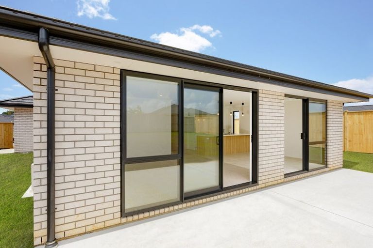 Photo of property in 4 Tahuna Minhinnick Drive, Glenbrook, 2681