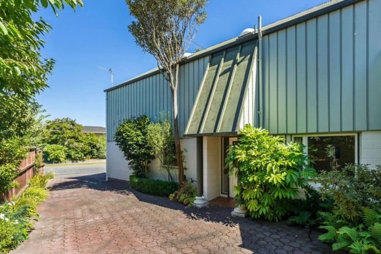 Photo of property in 2/8 Guinness Crescent, Ilam, Christchurch, 8041