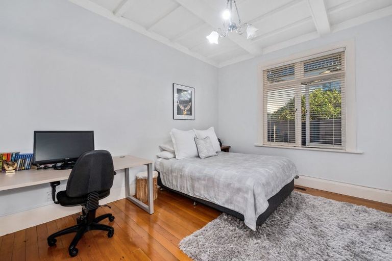 Photo of property in 8 Tiri Road, Milford, Auckland, 0620