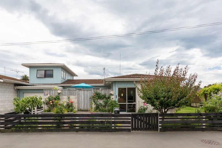 Photo of property in 17 Puketapu Road, Taradale, Napier, 4112