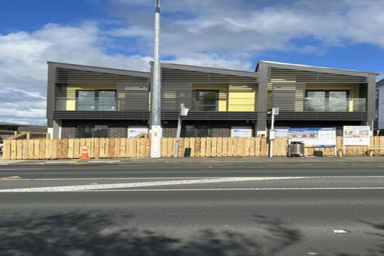 Photo of property in 2/3226 Great North Road, New Lynn, Auckland, 0600