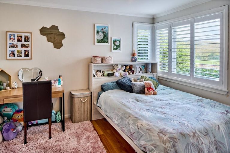 Photo of property in 9 Mana View Road, Paremata, Porirua, 5026