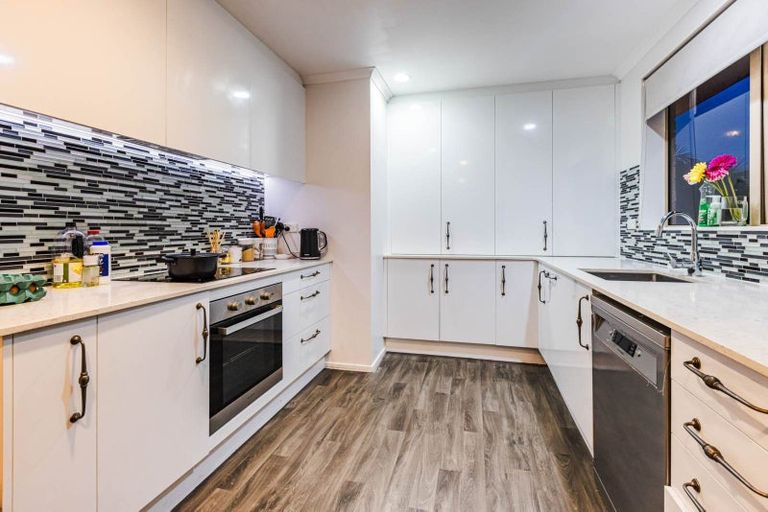 Photo of property in 14 Norman Close, The Gardens, Auckland, 2105