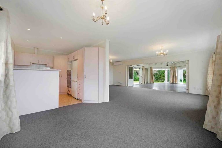Photo of property in 9 Laingholm Drive, Laingholm, Auckland, 0604