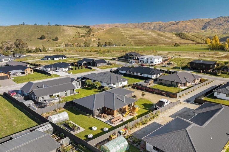 Photo of property in 32 Stratford Drive, Mount Pisa, Cromwell, 9383