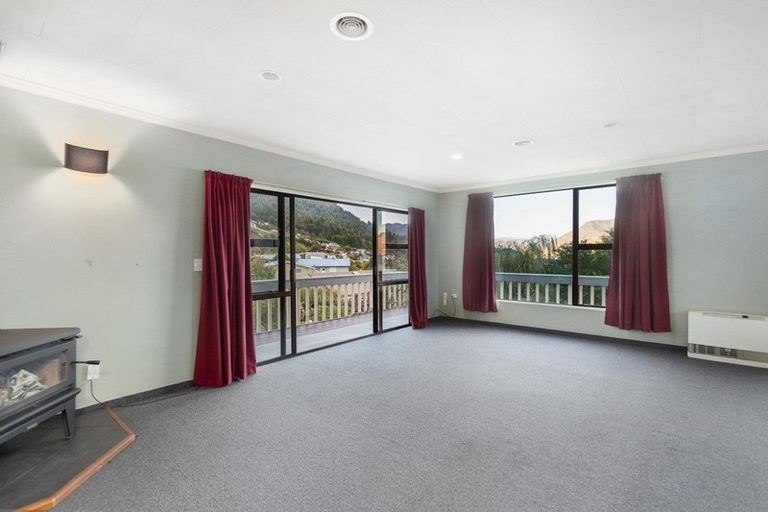 Photo of property in 15 Avalon Crescent, Fernhill, Queenstown, 9300