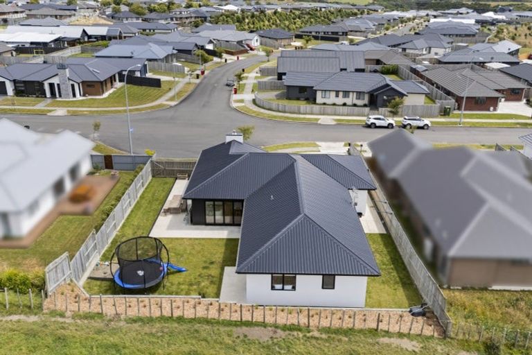 Photo of property in 18 Atlantic Drive, Fitzherbert, Palmerston North, 4410