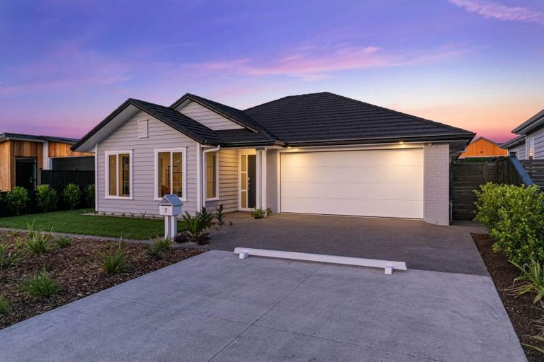 Photo of property in 7 Houpuni Road, Wainui, 0932