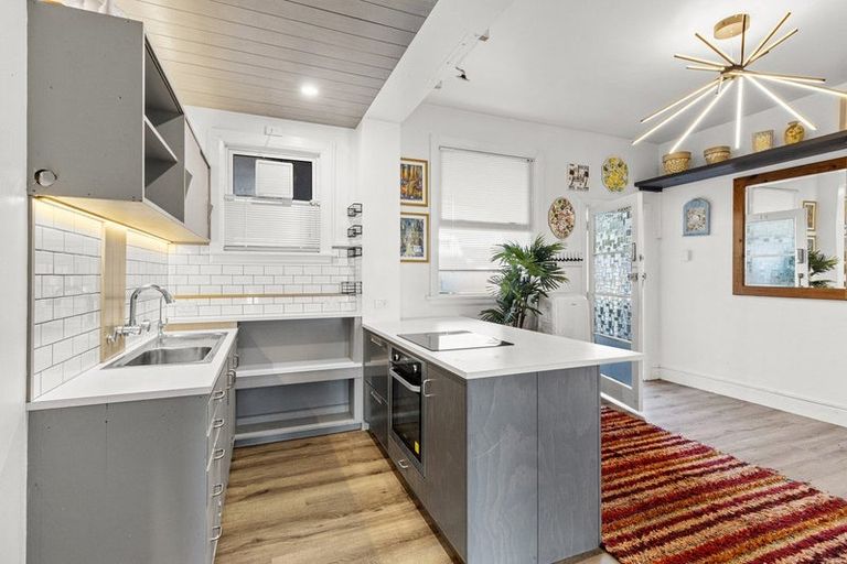 Photo of property in Devonport Apartments, 21/127 Saint Aubyn Street, New Plymouth, 4310