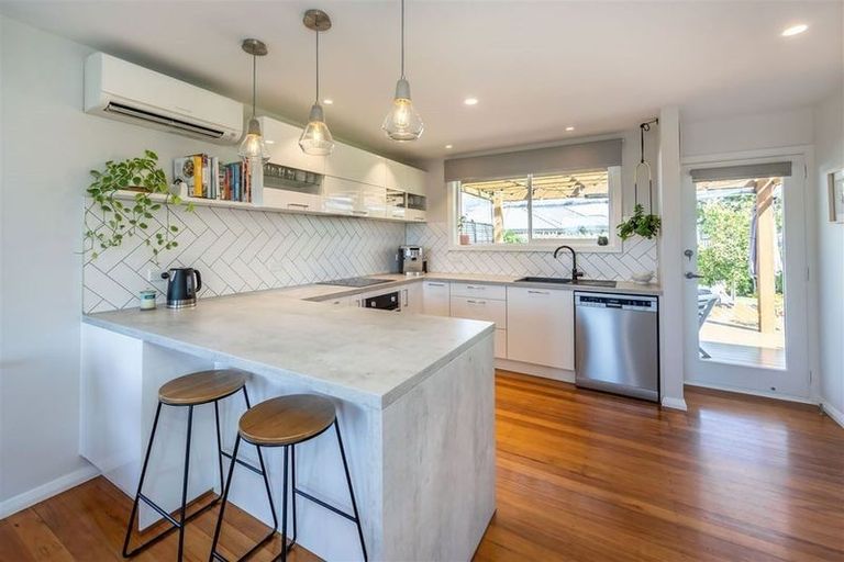 Photo of property in 28 Clipper Place, Redwood, Christchurch, 8051