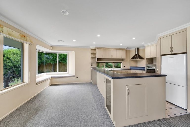 Photo of property in 2 Orlando Close, Frankleigh Park, New Plymouth, 4310