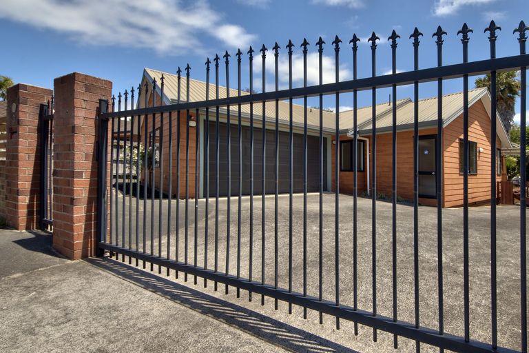 Photo of property in 3 Avonleigh Road, Green Bay, Auckland, 0604