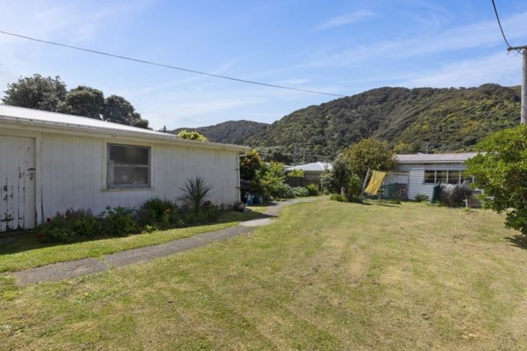 Photo of property in 24 Pukatea Street, Eastbourne, Lower Hutt, 5013