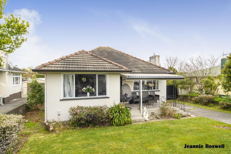 Photo of property in 6 Pukatea Place, Milson, Palmerston North, 4414