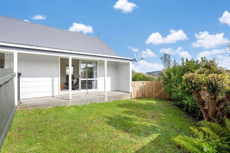 Photo of property in 2 Ladbrooke Drive, Newlands, Wellington, 6037