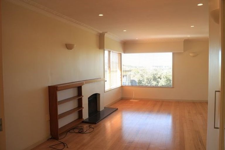 Photo of property in 43 Forrest Hill Road, Milford, Auckland, 0620