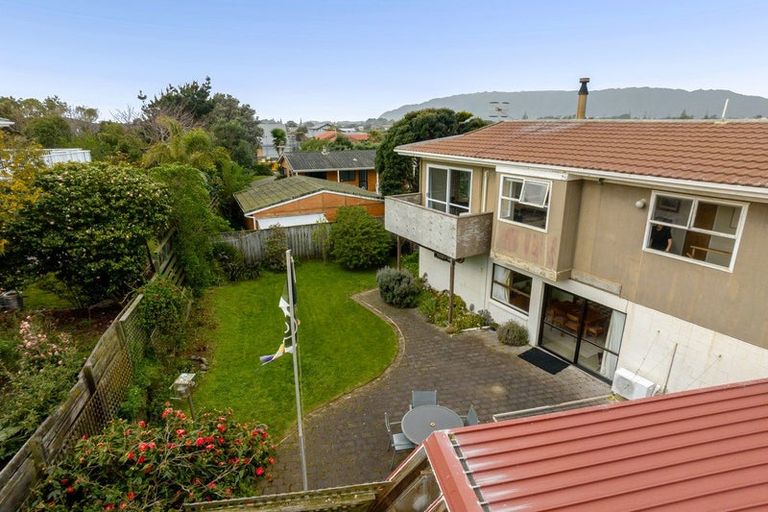 Photo of property in 12 Ara Kuaka, Waikanae Beach, Waikanae, 5036