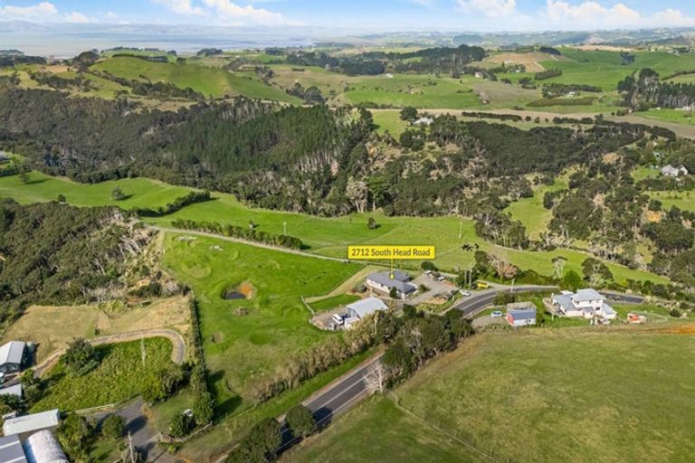 Photo of property in 2712 South Head Road, South Head, Helensville, 0874