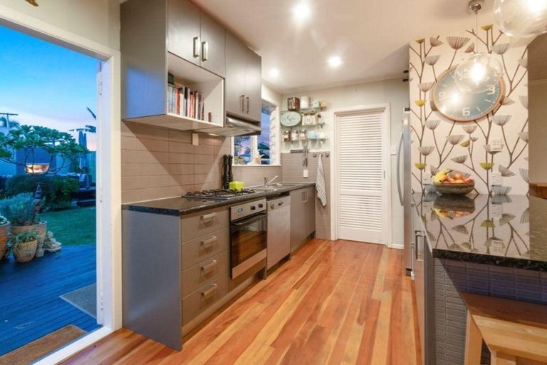 Photo of property in 8 Murray Road, Te Atatu Peninsula, Auckland, 0610