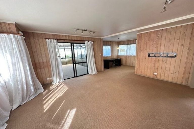 Photo of property in 1/4 Westpark Drive, West Harbour, Auckland, 0618