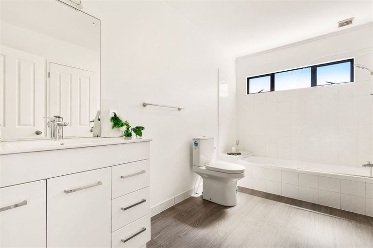 Photo of property in 9/17 Neta Grove, Henderson, Auckland, 0612