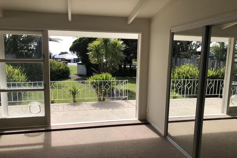 Photo of property in 312 Glenfield Road, Glenfield, Auckland, 0629