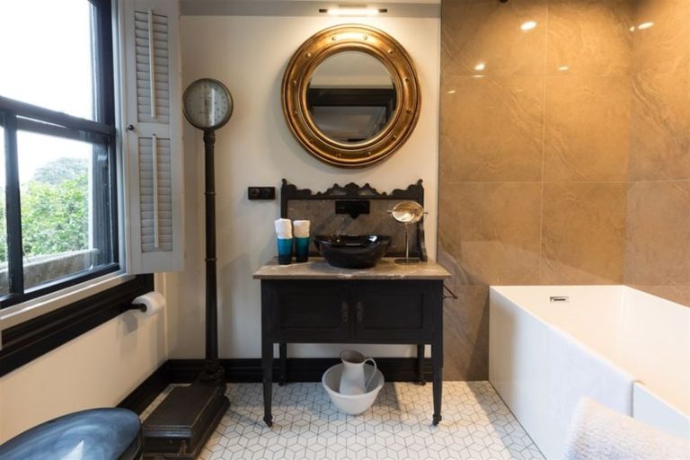 Photo of property in 1 Robertson Street, Russell, 0202