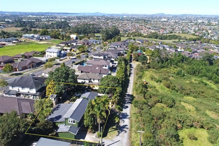 Photo of property in 4 Tasman Avenue, Henderson Valley, Auckland, 0614