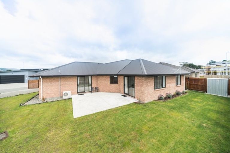 Photo of property in 134 Johnstone Drive, Fitzherbert, Palmerston North, 4410