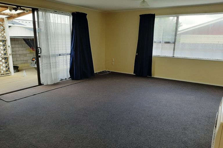 Photo of property in 4 Bryce Place, Kelvin Grove, Palmerston North, 4414