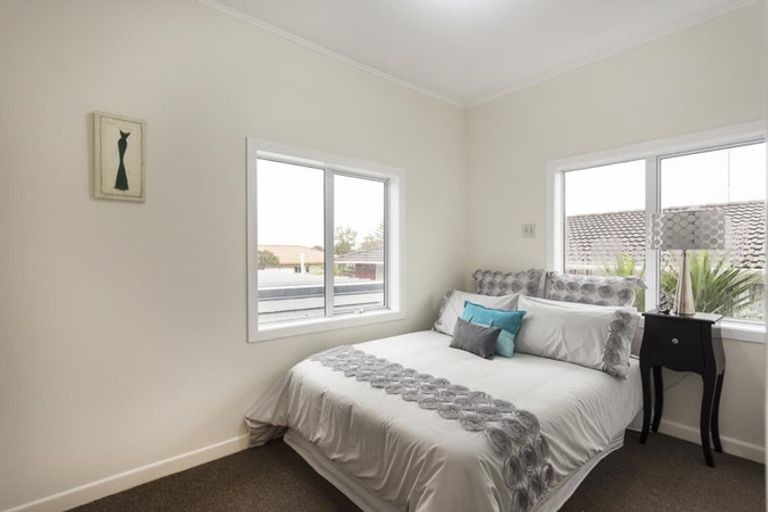 Photo of property in 53 Yeovil Road, Te Atatu Peninsula, Auckland, 0610