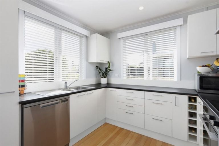 Photo of property in 24 Sylvan Crescent, Te Atatu South, Auckland, 0610