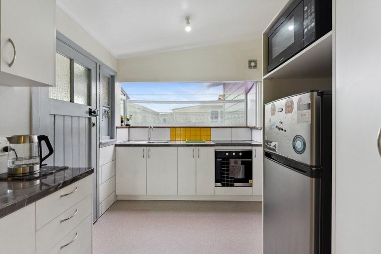 Photo of property in 9 Atkinson Street, Woodville, 4920