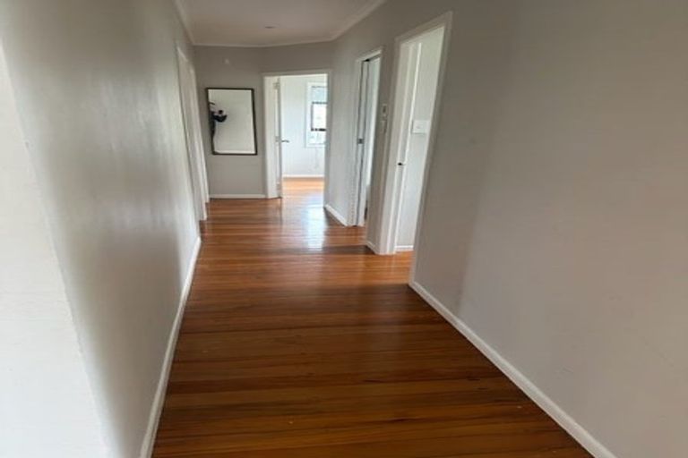 Photo of property in 5 Edgerton Road, Te Atatu Peninsula, Auckland, 0610