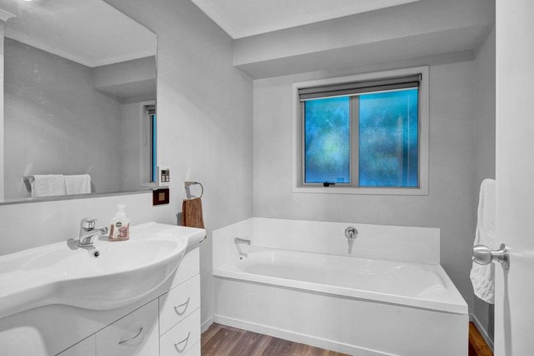 Photo of property in 90 Reid Avenue, Hawera, 4610