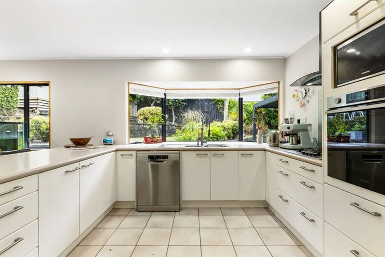 Photo of property in 12 La Roche Place, Northcote, Auckland, 0627