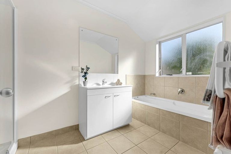 Photo of property in 2 Cathcart Close, Pukekohe, 2120
